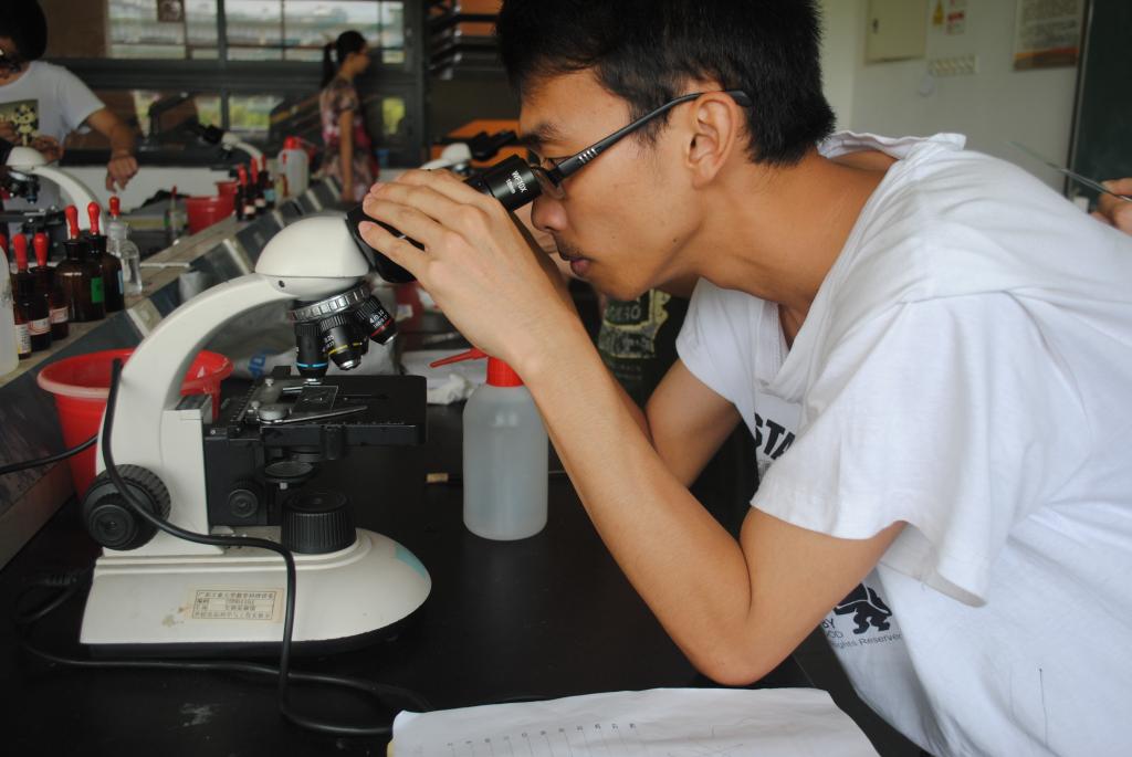我院学生正在用显微镜观察实验现象