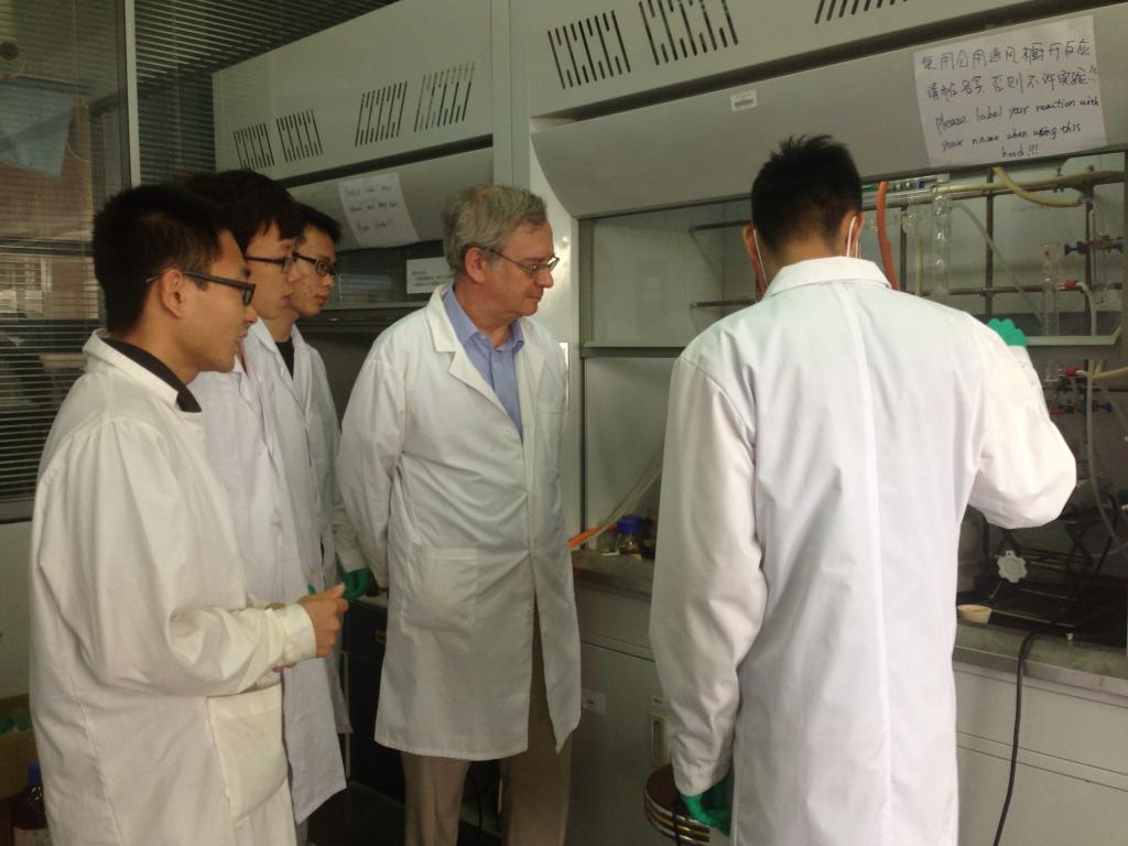 特聘教授法国科学院院士伯纳德莫涅指导我院学生开展科研活动